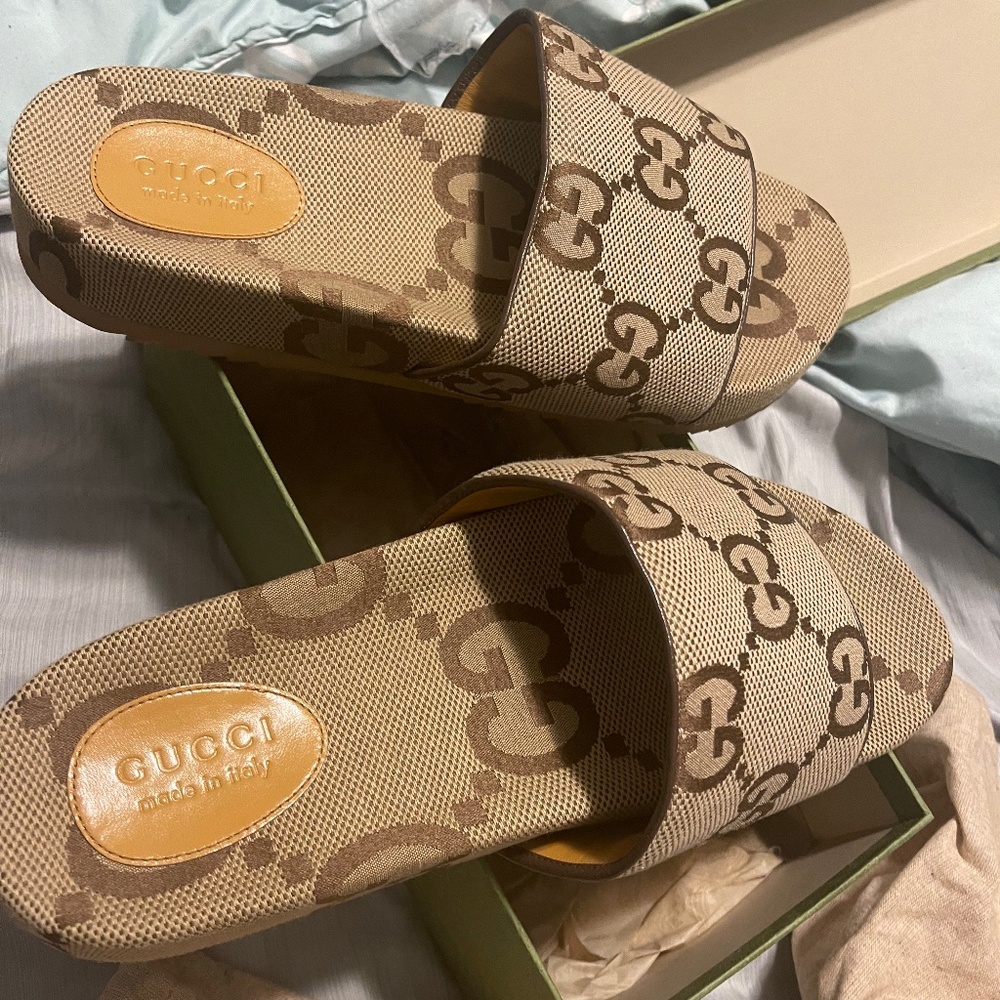 COPY - Gucci flip flops